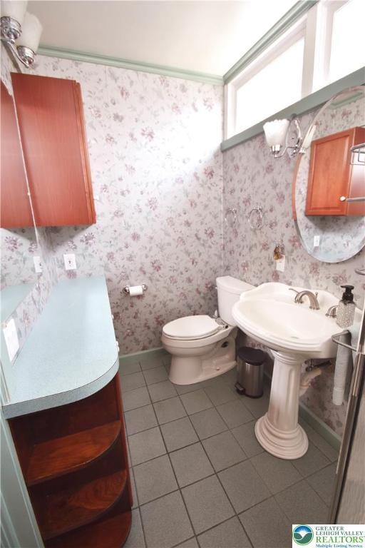 107 N Schanck Ave, Pen Argyl Boro, PA 18072 - bathroom featuring tile patterned floors and wallpapered walls