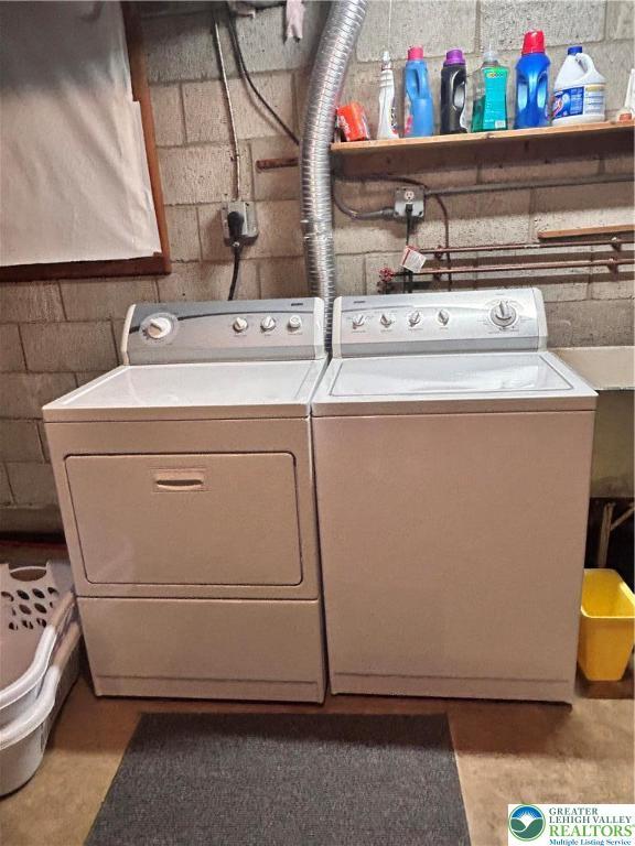 2653 Woodlawn Ave, Palmer Twp, PA 18045 - washroom with washer and dryer and concrete block wall