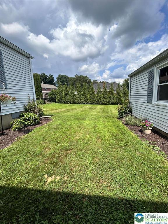 2653 Woodlawn Ave, Palmer Twp, PA 18045 - view of grassy yard