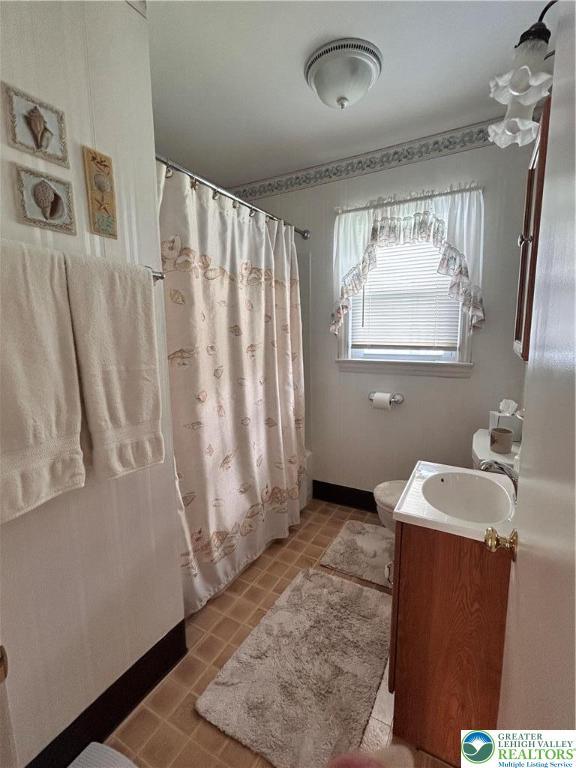 2653 Woodlawn Ave, Palmer Twp, PA 18045 - bathroom featuring vanity and toilet