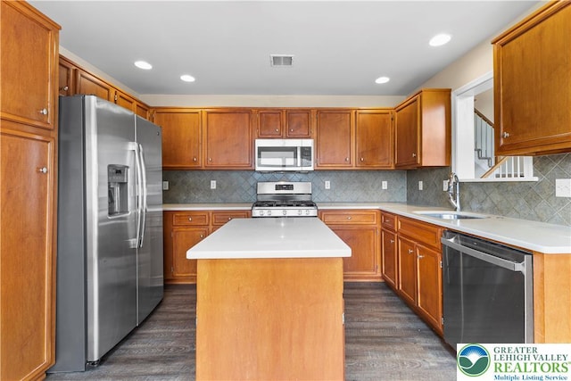 9 Stone Crk, Palmer Twp, PA 18045 - kitchen featuring stainless steel appliances, dark wood-style floors, a kitchen island, light countertops, and recessed lighting