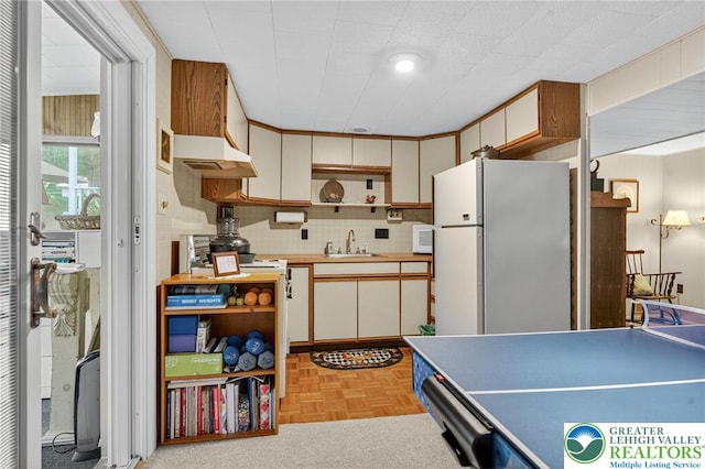 56 Hearthstone Dr, Exeter Twp, PA 19606 - recreation room with a sink