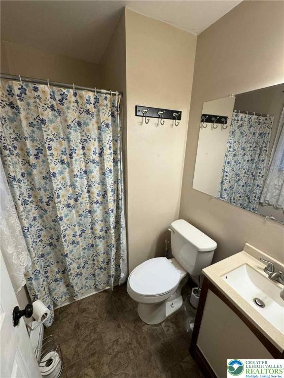 15 Hiawatha Trl, Penn Forest Twp, PA 18210 - full bath featuring vanity and curtained shower