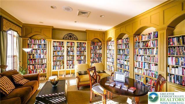 15 Devonshire Dr, Palmer Twp, PA 18045 - sitting room with bookshelves and built in features