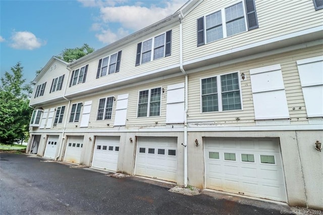 Listing photo 3 for 16 Wishing Well Ln Unit 16, New Milford CT 06776