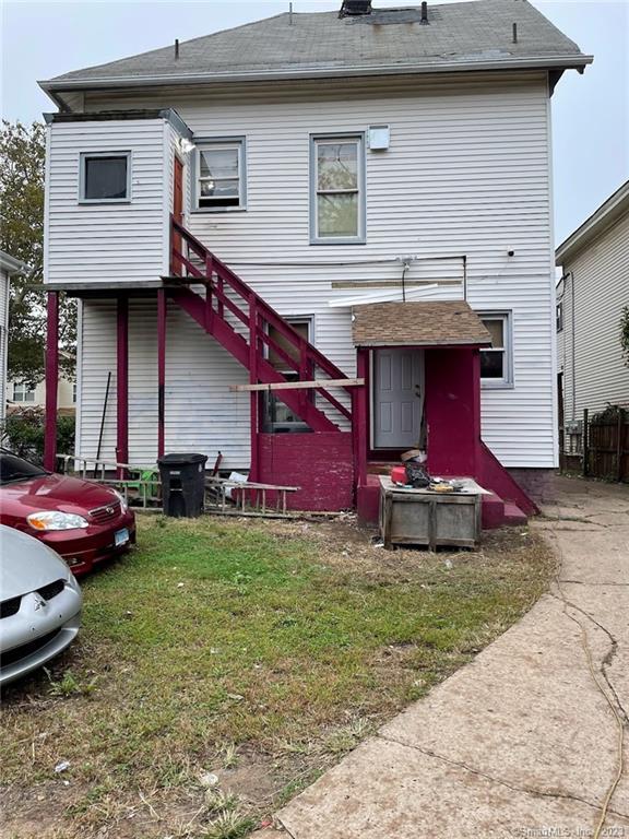 view of front of home featuring a front lawn