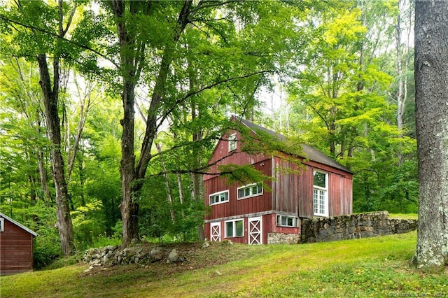 view of shed / structure with a lawn