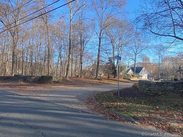 Listing photo 3 for 28 Fieldstone Ln, Haddam CT 06441