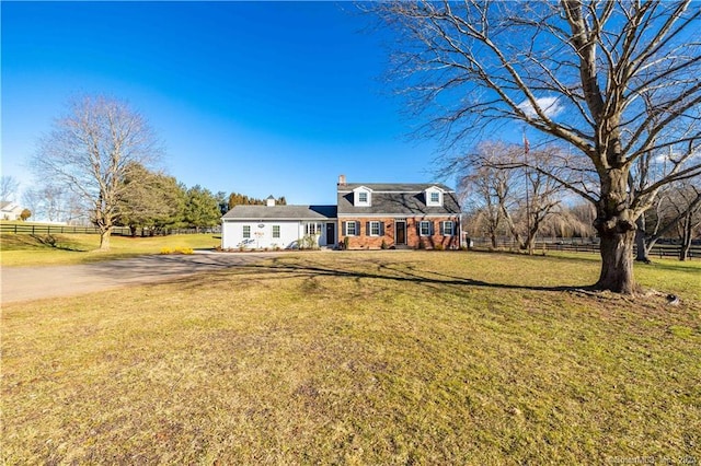 view of front of home featuring a front yard