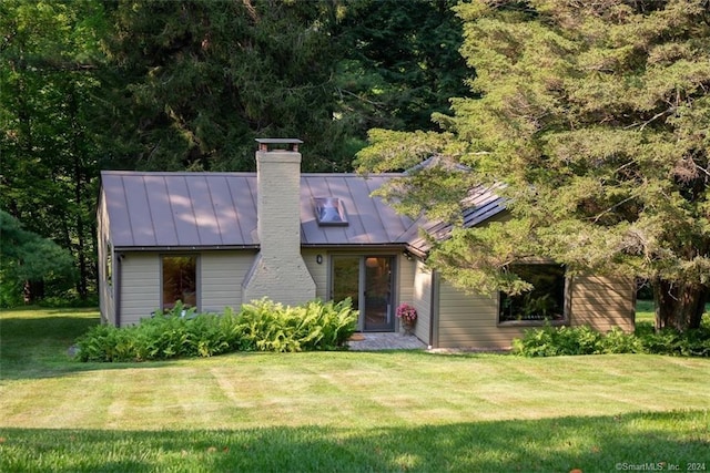 view of front of property with a front yard