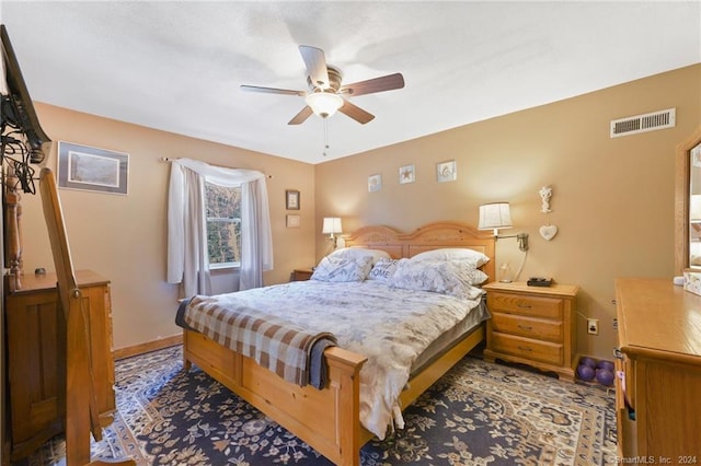 bedroom with ceiling fan