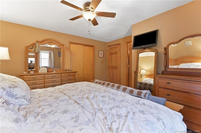 bedroom featuring a closet and ceiling fan