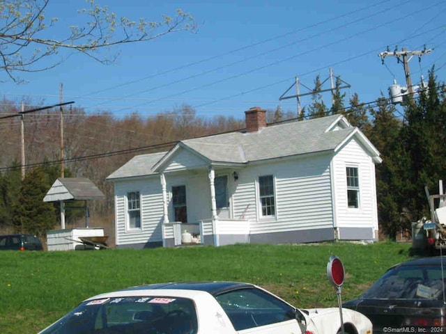 view of front of house featuring a front lawn