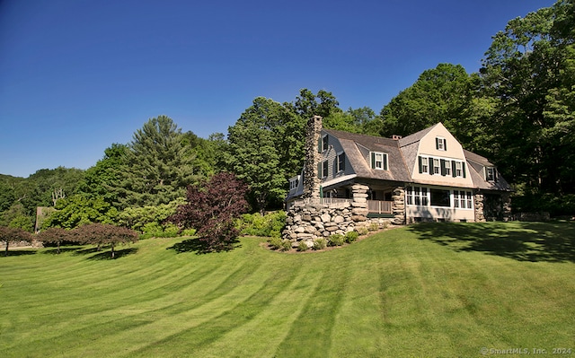 view of side of property featuring a lawn