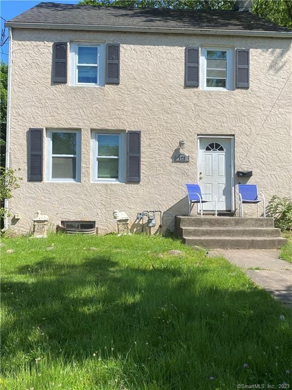 view of front of home featuring a front lawn