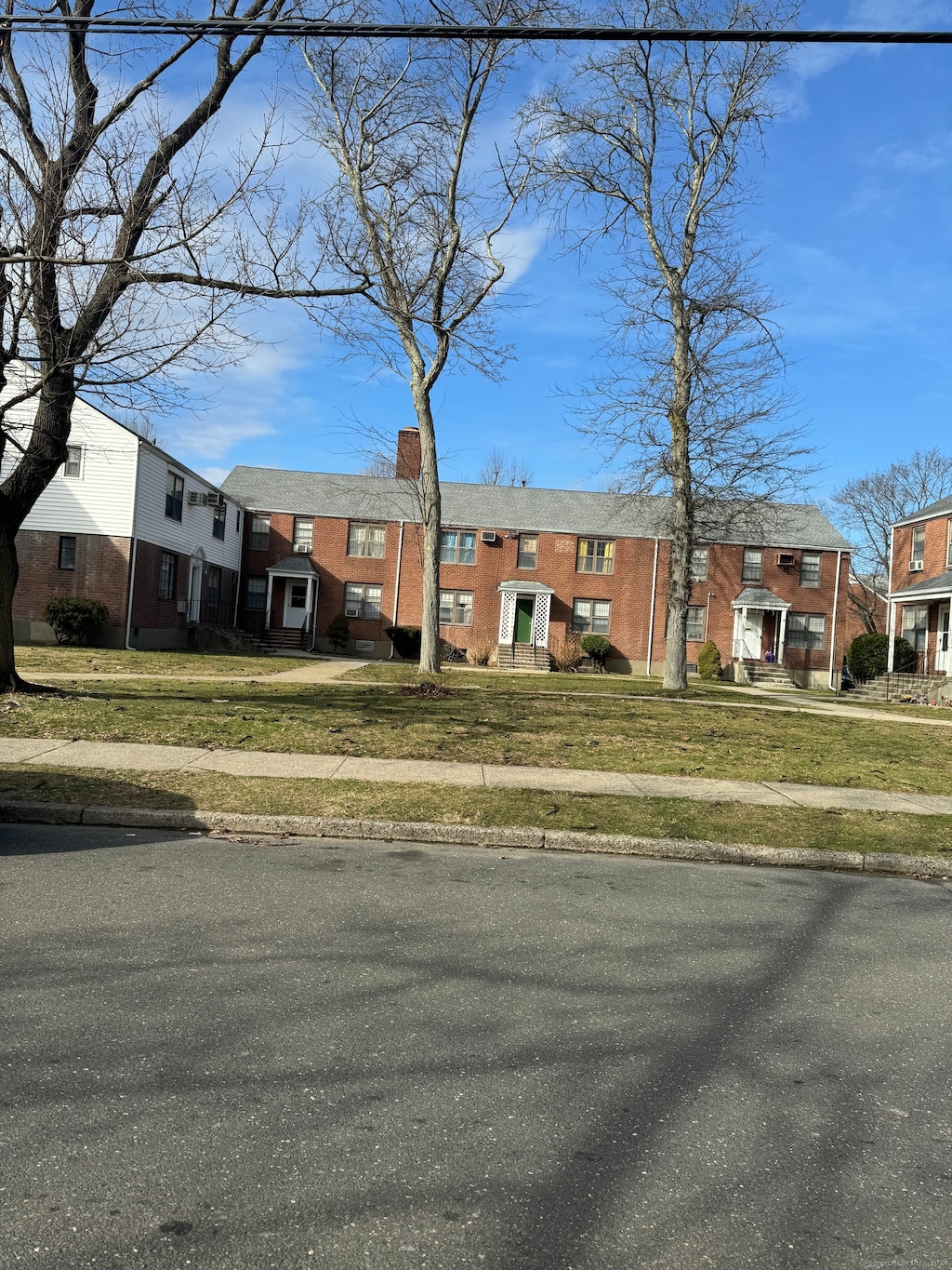 view of front of house featuring a front lawn