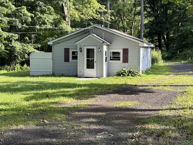 view of outbuilding featuring a yard