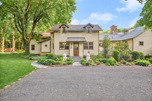 view of front of property featuring a front yard