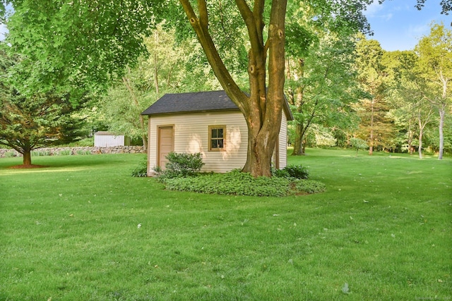 view of yard featuring an outdoor structure