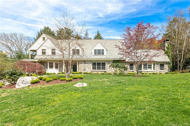 cape cod-style house featuring a front lawn