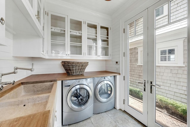 laundry room with sink and washing machine and dryer