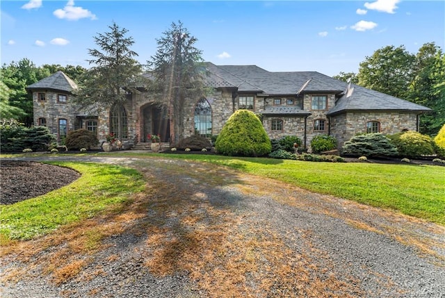 view of front facade with a front yard