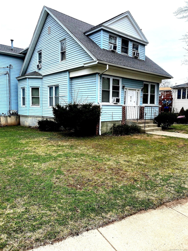 view of front of home featuring a front yard