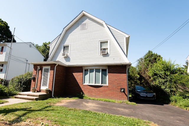 view of front of house with a front lawn