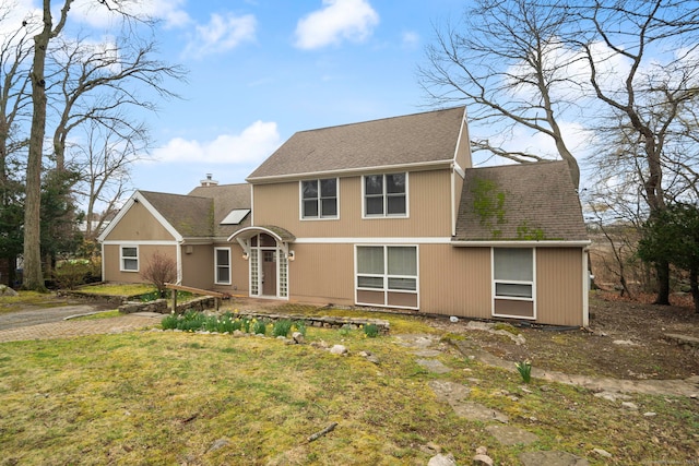 view of front of property featuring a front yard