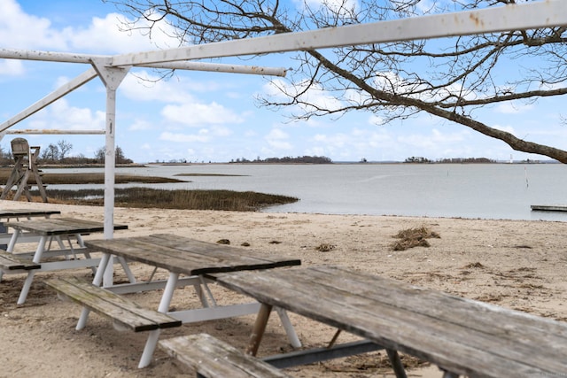 view of yard featuring a water view