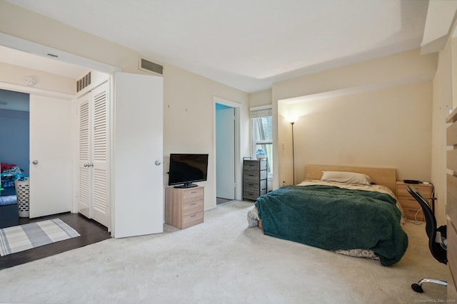 bedroom featuring carpet flooring and a closet