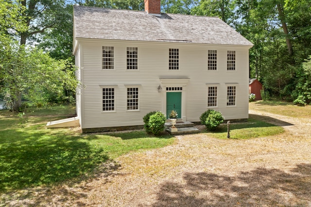 colonial house featuring a front yard