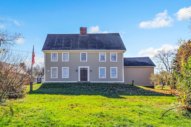 view of front of property featuring a front yard