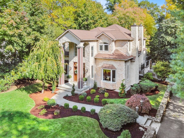 view of front of house featuring a front lawn