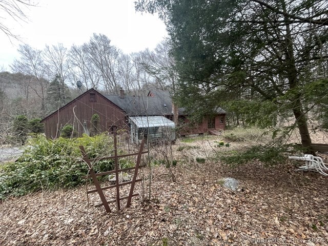 view of yard with an outdoor structure