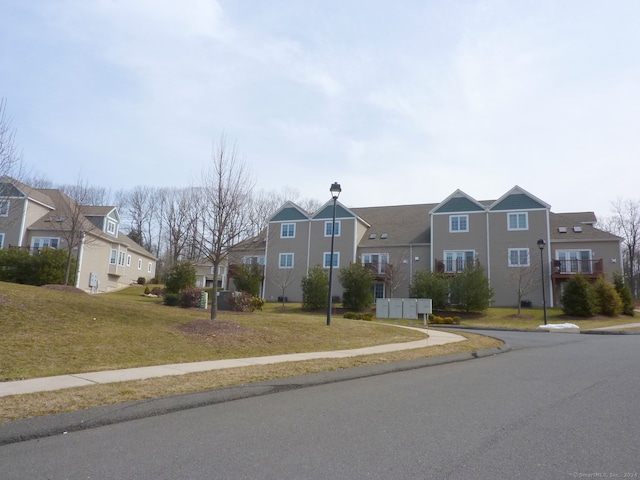 view of front facade featuring a front lawn