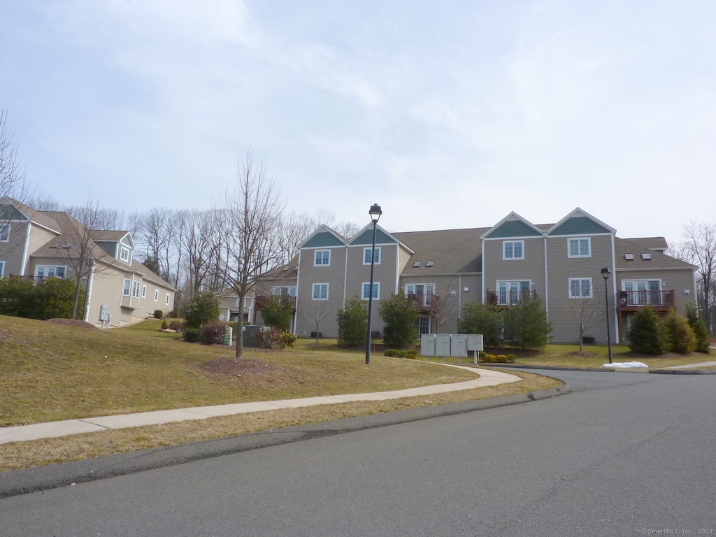 view of front of house featuring a front lawn