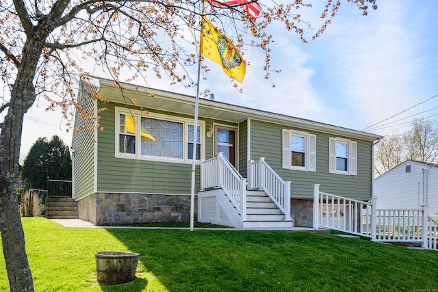 view of front of house featuring a front lawn