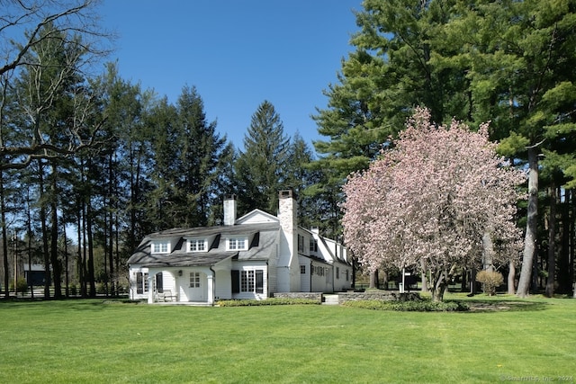 view of front of house with a front yard