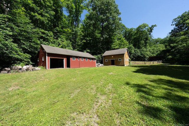 view of yard featuring an outbuilding