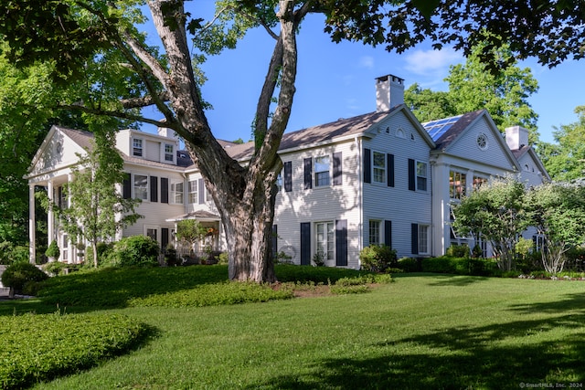 view of front of house featuring a front lawn