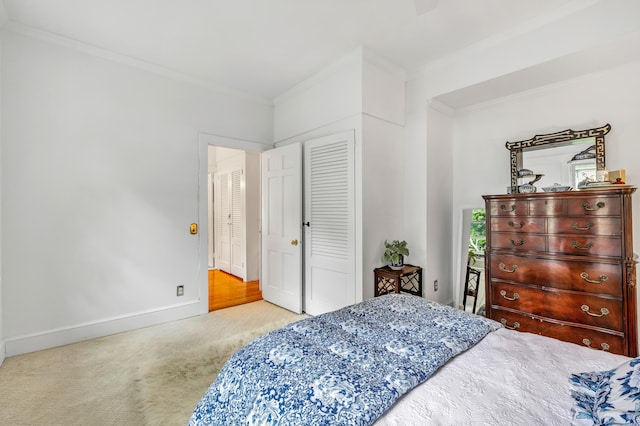 bedroom featuring carpet flooring and crown molding