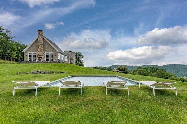 view of yard with a mountain view