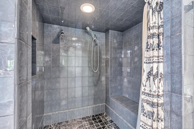 bathroom featuring a tile shower