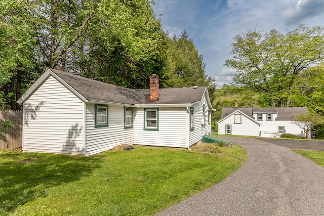 view of front of property with a front yard