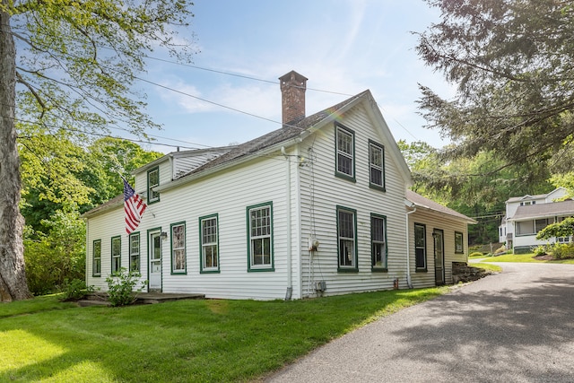 view of side of property featuring a lawn