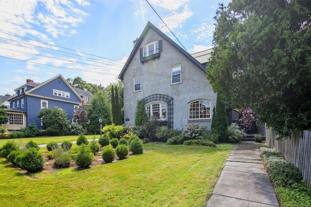 view of front of property featuring a front lawn