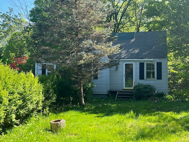 view of front of house with a front lawn