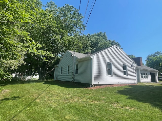 view of side of property featuring a lawn