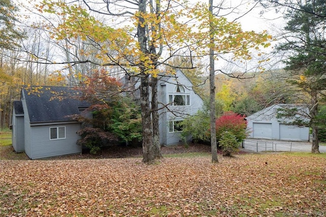 view of yard with an outdoor structure and a garage